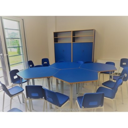 In foto aula completa tutta di colore blu con tavoli esagonali, sedie BRX1007 e armadi BR80007 tutto con struttura grigia