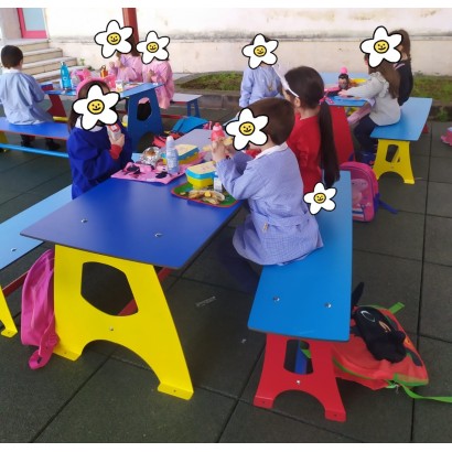 Serie di tavoli e panche colorati per la didattica all'aperto per creare un ambiente esterno colorato e bello per la vs. scuola