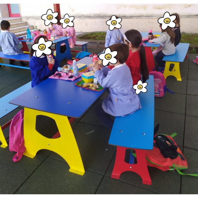 Serie di tavoli e panche colorati per la didattica all'aperto per creare un ambiente esterno colorato e bello per la vs. scuola