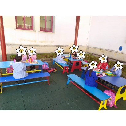 in foto serie di tavoli e panche colorati per la didattica all'aperto detta anche didattica anche fuori DAF