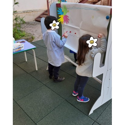 E' possibile utilizzare dei fogli di carta per far colorare i bambini quello che desiderano sulla lavagna per esterno