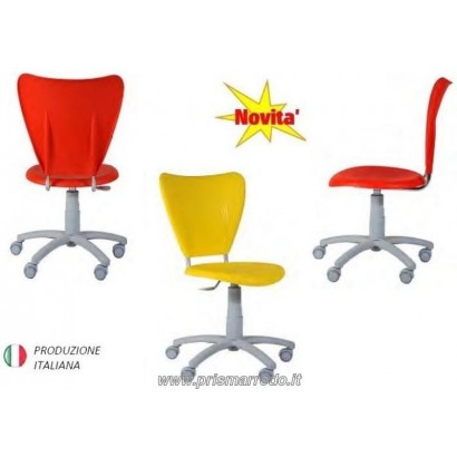 Modello Grillo sedia del tipo monoscocca regolabile in polipropilene ad alto spessore e resistenza.