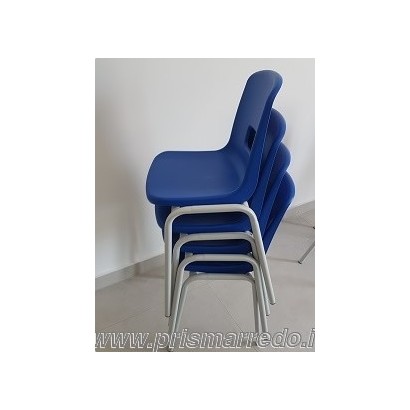 La sedia è sovrapponibile fino a 4-5 pezzi , in foto realizzata con struttura grigia
