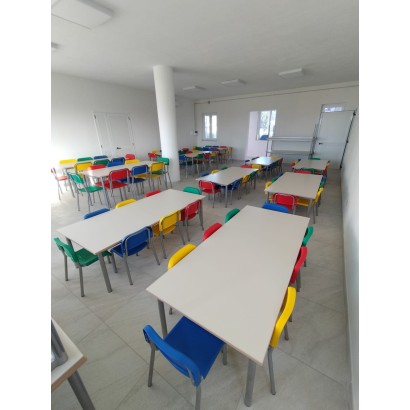 Realizzazione in una mensa scolastica tavolo con sedie abbinate in polipropilene modello BRX1607