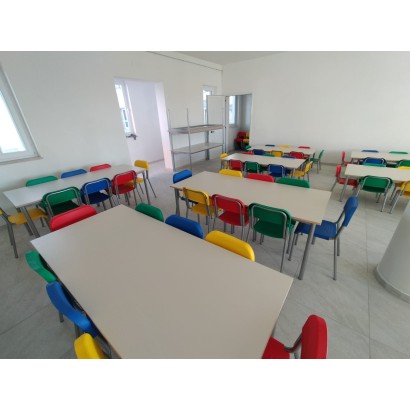 In foto tavoli mensa di varie dimensioni e altezze abbinate a sedie in polipropilene BRX1607 in vari colori
